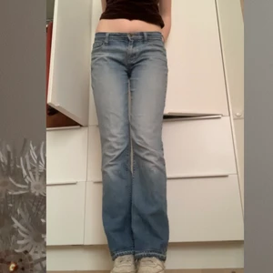 Jeans - Ett par blåa långa lågmidjade jeans, fint skick och så fin färg :)