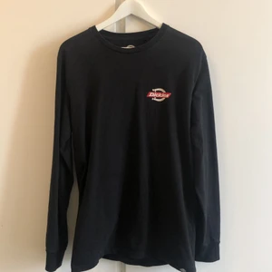 Dickies tröja  - Vanlig långärmad t shirts från dickies. Dickies märke på brösten och på ryggen. Använd ett fåtal gånger och är i bra skick. Snorkel M. Skicka gärna ett meddelande vid intresse eller frågor☺️