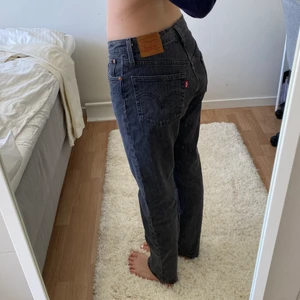 Levis jeans modell 501 - Använda ca 3 ggr, som nya. Hittar inte strl men skulle gissa på W26 L32