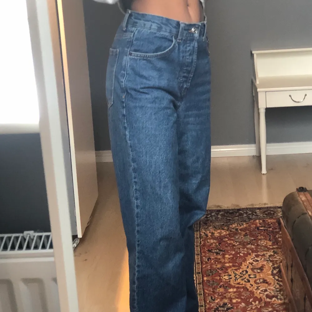 Snygga raka baggy jeans från Asos⭐️ Säljer dessa då jag har ett liknande par! Använda max 3 ggr, sitter bra på mig som har storlek S ungefär:) Pris går att diskuteras, köpare står för frakt🤍 Dom är väldigt långa på mig och jag är 161 cm lång. Jeans & Byxor.