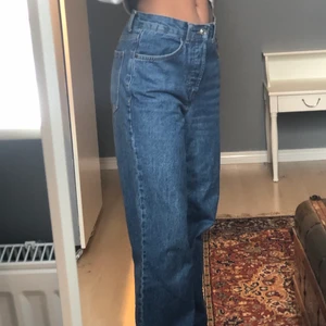 Mörkblå baggy jeans - Snygga raka baggy jeans från Asos⭐️ Säljer dessa då jag har ett liknande par! Använda max 3 ggr, sitter bra på mig som har storlek S ungefär:) Pris går att diskuteras, köpare står för frakt🤍 Dom är väldigt långa på mig och jag är 161 cm lång