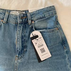 Ljusblåa jeans från Strandivarius med jättefin rak passform och hål på knäna. Byxorna är långa i benen, är 169 cm och de är lite för långa för mig 🥰 Köpta för ca 1 månad sedan, helt oanvända (endast testade), nyskick. Köparen står för frakten (66kr)💗💕