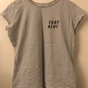 Lager 157 randig T-shirt stl M - Knappt använd vit och blå randig T-shirt med trycket ”TRUE BLUE” på från Lager 157.