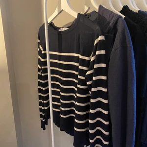 Zara tröja - En jättefin slutsåld tröja från zara. Köparen står för frakten!💙🦋