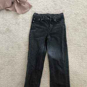 Ett par skit snygga low waisted trig jeans som tyvärr har blivit för korta för mig. I strl. 26/30 som är köpta för 500kr 