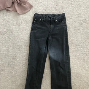 Low existens jeans - Ett par skit snygga low waisted trig jeans som tyvärr har blivit för korta för mig. I strl. 26/30 som är köpta för 500kr 
