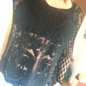 Virkat tröja  - Fin virkad tröja i svart. Snyggt att ha ett svart linne under då den är transparent eller bara BH om man har lust med det.