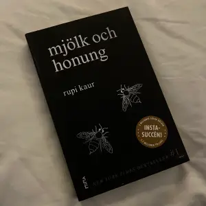 Supermysig bok för dig som älskar dikter. Den är översatt på svenska från den populära milk and honey🍯🐝