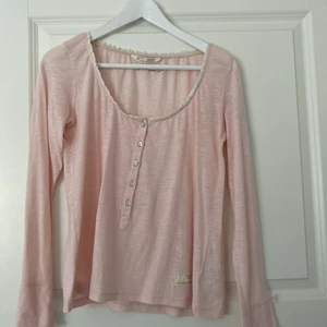Rosa söt topp från Odd Molly - Säljer denna otroligt fina och söta topp från Odd Molly. Passar perfekt nu till sommaren. Den är i storlek 1 vilket motsvarar storlek S💞