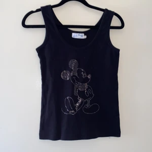 DISNEY LINNE - Jättegulligt linne med rhinestones, storlek M. 50kr + frakt