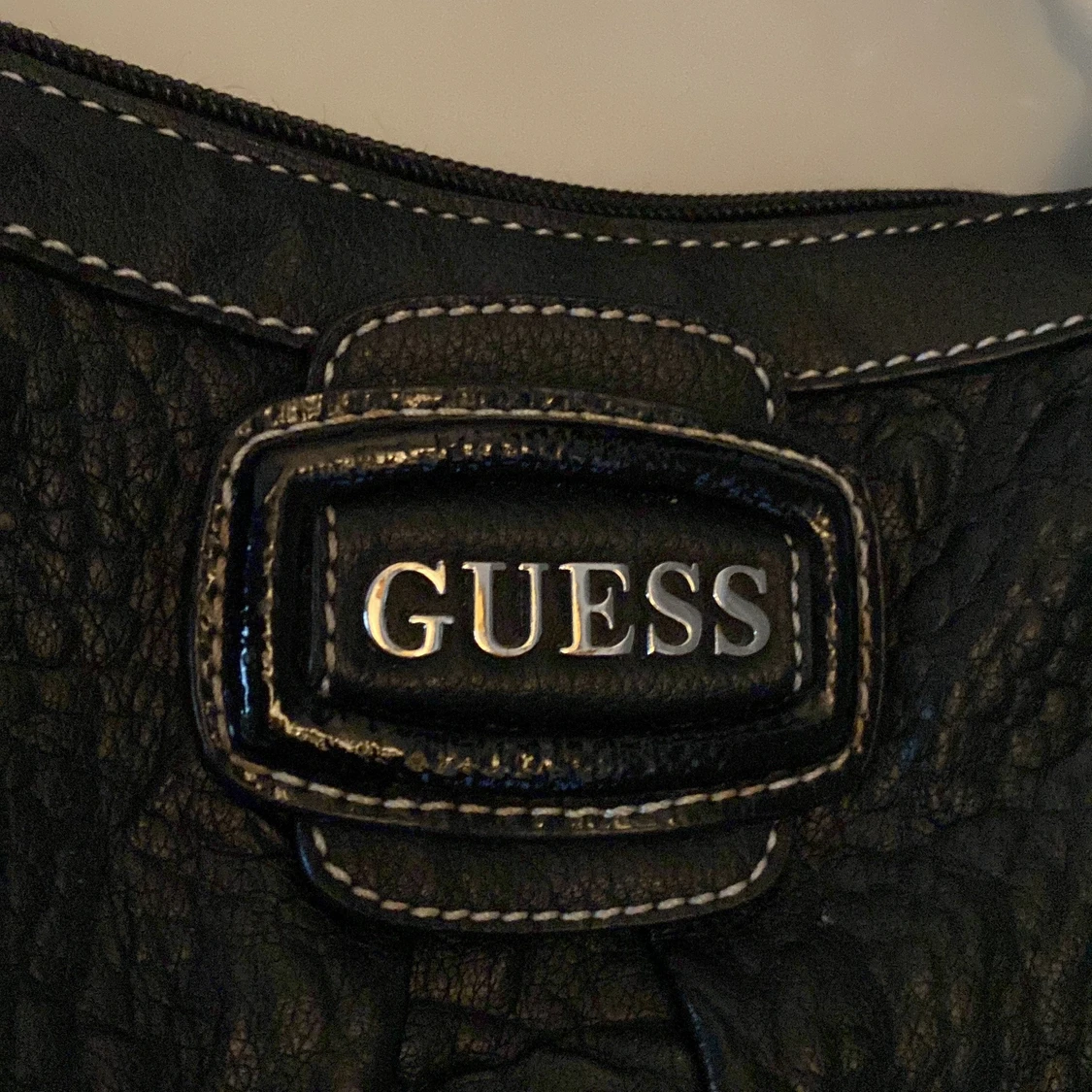 GUESS VÄSKA - 90
