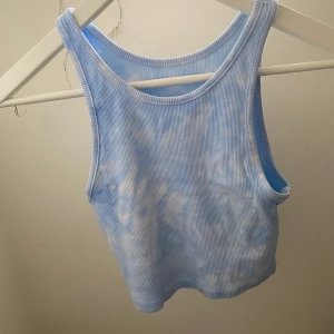 Blå topp - Denna superfina topp som jag köpte här på plick men som tyvärr inte kommer till användning. Skulle säga att den är i storlek xs/s/m. Köparen står för frakten