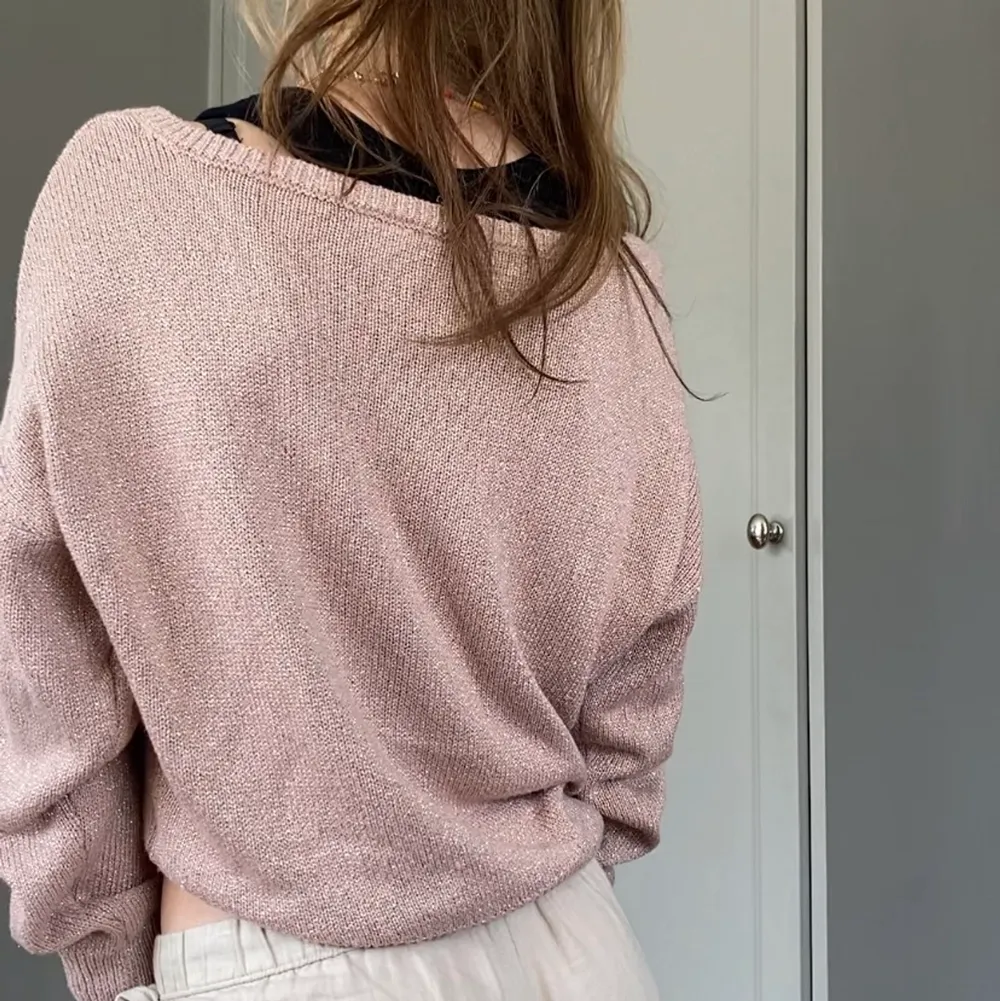 En så söt glittrig stickad tröja som är perfekt att ha till en sommar outfit! Bra skick!  💗 kan mötas upp i Stockholm eller fraktar. Tröjor & Koftor.
