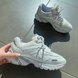 Demo Runners  - Vårens snyggaste sneakers är dessa Demo Runners från Axel Arigato! Storlek 38/39. En pytteliten fläck på ena skon men går säkert bort om man tvättar. Köpt av en annan tjej här på Plick men passade tyvärr inte mig så nu är jag passing them on 🥲 skynda fynda dessa babes! Köp direkt för 800 🥰 OBS!! Frakt tillkommer 🌸