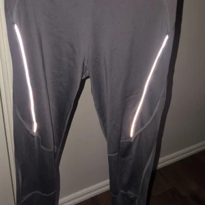 Grå tränings tights  - Gråa tränings tights med reflex i storlek 170, stretchiga. Använt ett par gånger. 