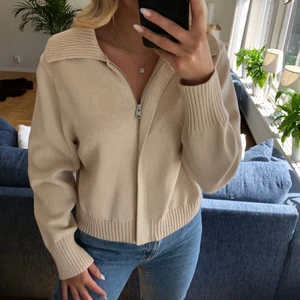 Kofta från COS - Superfin kofta från COS, inköpt förra sommaren för 1499kr säljer då jag tyvärr inte får användning för den. Helt oanvänd💓