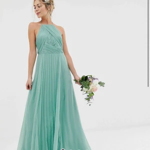 Bal klänning - Balklänning köpt från ASOS, använd en gång, i bra skick!, i storlek 32, med klackar är den lite för kort för mig och jag är 164 cm. Köpt för 1000kr