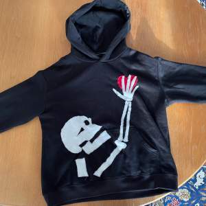 As cool skelett hoodie som jag tyvärr inte använder längre och den är knappt använd! Jag har gjort designen själv, och hoodien är i nyskick🔥🤩
