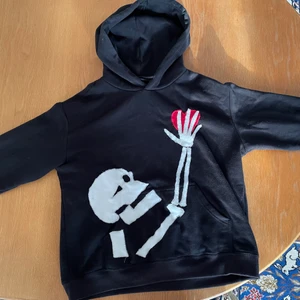 Skelett hoodie  - As cool skelett hoodie som jag tyvärr inte använder längre och den är knappt använd! Jag har gjort designen själv, och hoodien är i nyskick🔥🤩