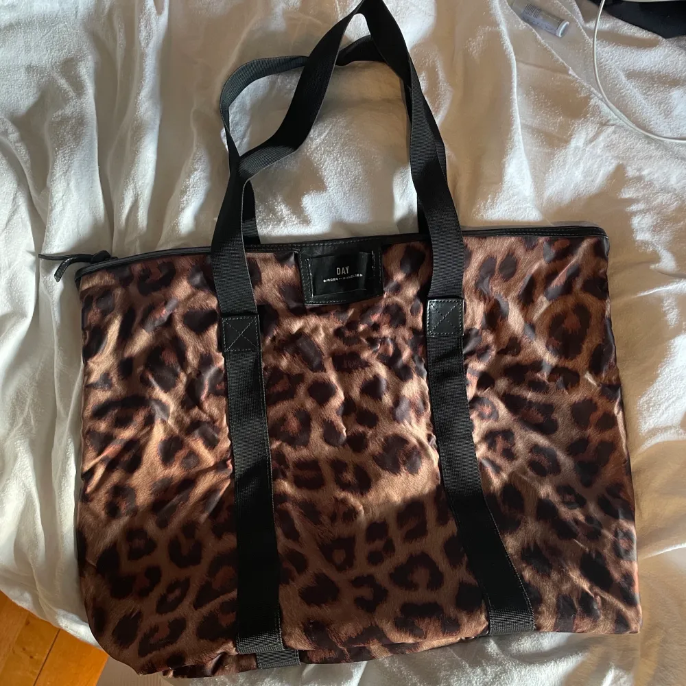 Leopard väska från Day, super smidig! I nyskick💕. Väskor.
