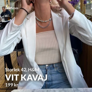 Vit kavaj - Vit kavaj från H&M i väldigt bra skick. Knappt använd! Den är i storlek 42 men skulle mer säga att den är som en 36/38 för den sitter perfekt på mig som brukar ha den storleken 😍
