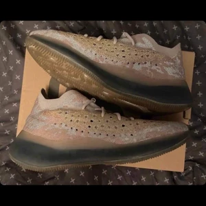 Yeezy 380 pepper - Yeezy 380 pepper. Skorna är använda fåtal gånger och är jätte fräscha och rena. Storlek 44. Låda och röda snören följer kommer med