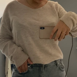 Superfin stickad tröja - En super fin enkel beige stickad tröja från lager 157. Använd några gånger. Säljer på grund av att den inte kommer till användning💕