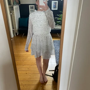 Klänning  - Supersöt klänning från ASOS i storlek 34 passar även 36! Inga defekter alls🌸