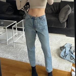 Monki High Waist Balloon Leg - Supersköna jeans från Monki i storlek 28, köptes för ungefär 3 år sedan, använde dessa  mycket näe jag köpte dem, men de är fortfarande i superbra skick!!💕