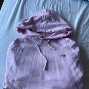 Levis hoodie - Rosa Levis hoodie. Fint skick! Nypris 700kr