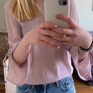 Lila blus - Superfin lila blus  med en slits i armen.
