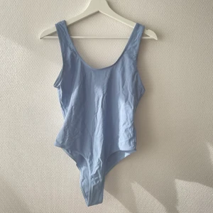 Himmelsblå baddräkt st M - Baddräkt i härlig blå färg men hög skärning och djup i ryggen