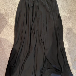 ❗️Lång svart kjol från H&M❗️ - 💕Säljer denna långa svarta kjolen då jag inte använder den längre. Kjolen är i storlek S💕