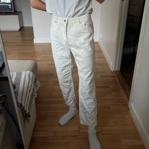 Vita Jeans från H&M Strl 33 - Vita Jeans från H&M Strl 33