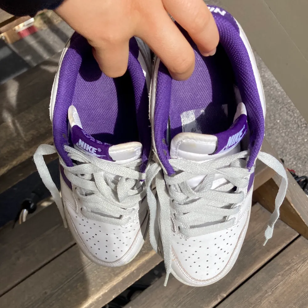 Ett par asfeta Nike Dunks Low Club Purple! 💜 Supeeeerunika då dem släpptes 2009?!?!? Men fortfarande bra  skick, förutom defekten på sista bilden! Älskar dem, men de är tyvvär för små!( Resellpris på GOAT är runt 400 dollar). Skor.