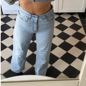 Levis  - Jätte snygga straight/ loose jeans från Levis. Byxorna går enda ner till fötterna och storleken är S/M. Jeansen är i fint skick och jag köpte dom för 1200kr men säljer dom för 450kr🥰 bara att skriva vid intresse eller fler bilder mm..🥰(pris kan diskuteras) det 