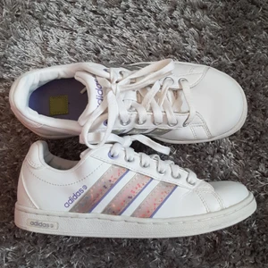 Adidas barnskor - Adidas barnskor, storlek finns på bild. Utmärkt skick, endast använda fåtal gånger. Betalning sker via swish. 