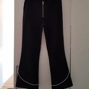 Ett par svarta byxor i flare modell från Icona Pops kollektion med Gina Tricot. Etiketten klippt men helt ny och oanvänd. Storlek 36. 