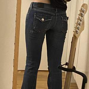 Äkta true religion jeans! Köpte de för två år sen och inte kommit till mycket användning, därför säljs de! Midjemått: 39cm. Innerbensmått: 78cm