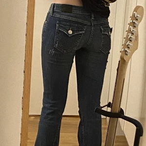 True religion jeans!  - Äkta true religion jeans! Köpte de för två år sen och inte kommit till mycket användning, därför säljs de! Midjemått: 39cm. Innerbensmått: 78cm
