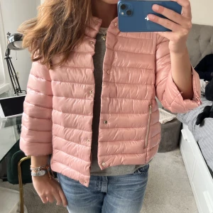 Trekvartsärmad dunjacka! - Så fin trekvart ärmar jacka som aldrig är använd❤️ Står storlek L men skulle säga att den passar M 