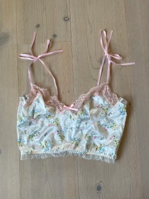 Blommig croptop - Söt blommig croptop köpt på plick i somras, har använt den en gång. Den var lite för liten för mig och därför måste jag tyvärr sälja den :(  Kan mötas upp i Trollhättan, annars står köparen för frakten🤍 