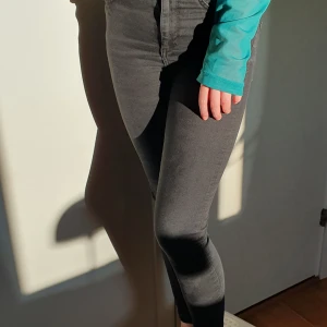Jeans!!  - Svarta skinny jeans använd 1 gång, de var för små och gick inte att lämna tillbaka. Pris kan diskuteras 😀