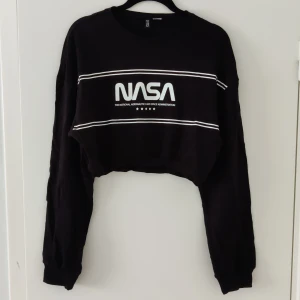 Nasa magtröja - En långärmad magtröja som går ihop med mycket. Skön kvalitet och inte för tjockt tyg.