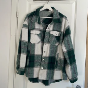 Jacka - Underbar jacka i lumberjack stil. Skulle säga att färgen är grön/blå. (Sambon tycker jag är färgblind.. han säger att den är grön) 😂  Storlek Xl. Oversized. Perfekt för våren/hösten.  