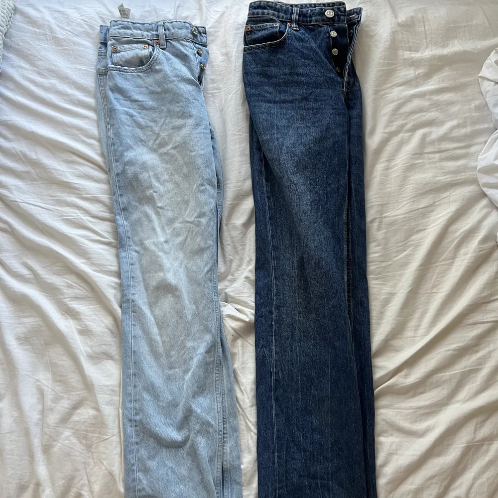2 par straight low/mid waist jeans. Båda från Zara köpte för 500 kr/ st. TRYCK EJ PÅ KÖP NU! Mörka: stl 40, passar även 38 bra. Ljusa: stl 38. Säljer för 200 kr st eller båda för 350! . Jeans & Byxor.