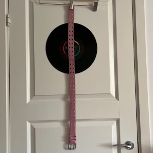 Rosa bälte - Säljer pga att jag inte använder den längre. Använd från förra ägaren. Är du intresserad/vill ha fler bilder/har frågor så kontakta mig. 