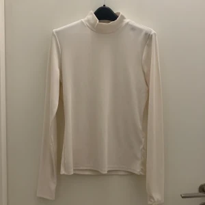 Turtle neck - Topp med lång krage.  Härligt material. Använd 2-3 gånger.   Storlek s funkar för en M också   Offwhite
