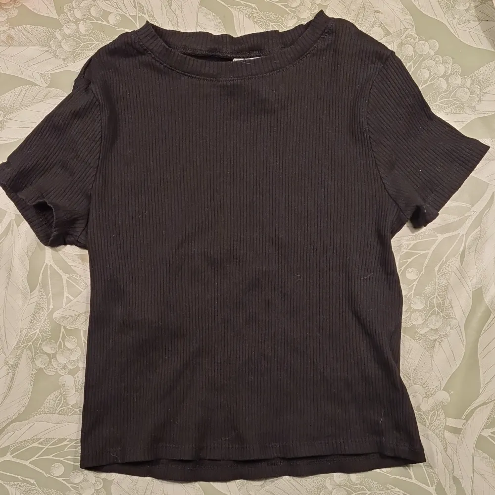 Basic ribbad svart t-shirt från H&M. T-shirts.