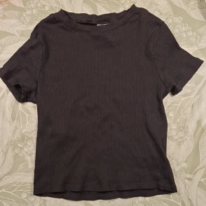 Svart t-shirt - Basic ribbad svart t-shirt från H&M